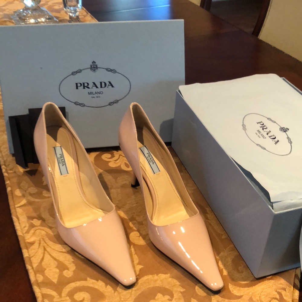 Classy PRADA Cipria patent leather pointy-toe pump